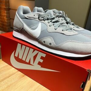 MENS SIZE 12 NIKE VENTURE RUNNER (NEW IN BOX)